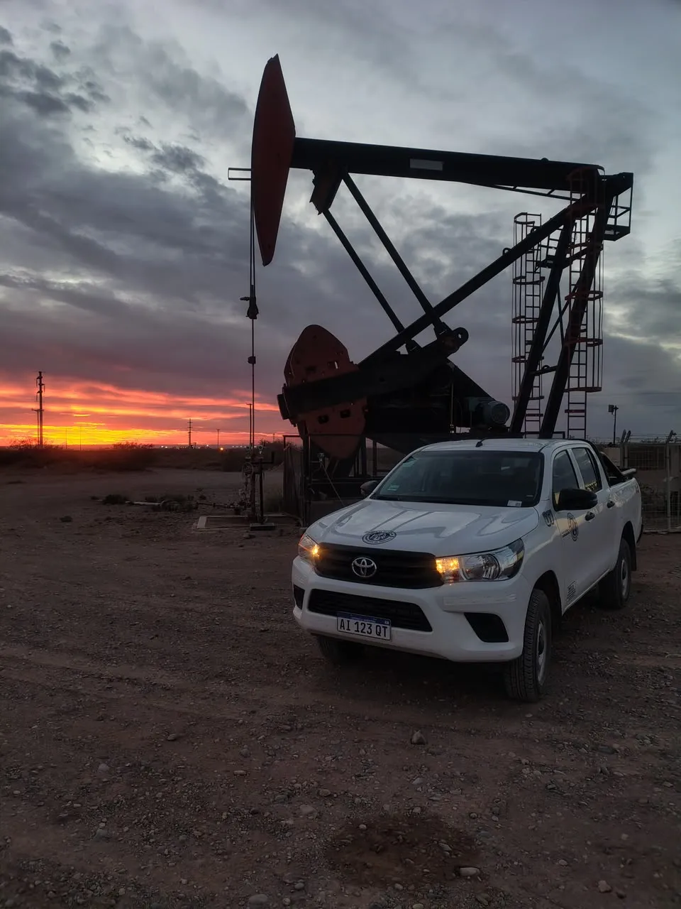 camioneta en pozo petrolero